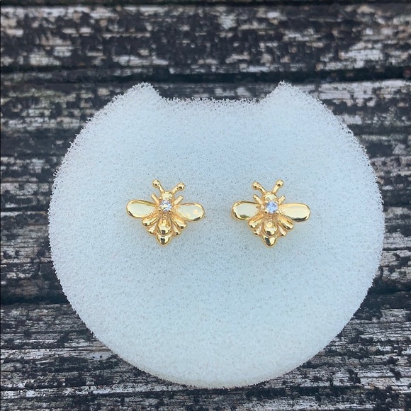 NEW Dainty Diamond Bee Ear Cuff 🐝 - Picture 4 of 7